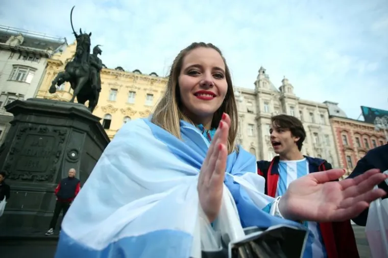 PJESMA, NAVIJANJE...: Argentinci okupirali centar Zagreba i napravili ludnicu