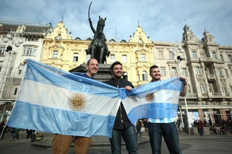 PJESMA, NAVIJANJE...: Argentinci okupirali centar Zagreba i napravili ludnicu