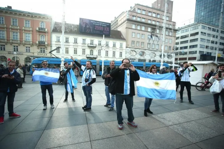 PJESMA, NAVIJANJE...: Argentinci okupirali centar Zagreba i napravili ludnicu