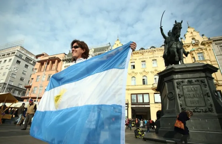 PJESMA, NAVIJANJE...: Argentinci okupirali centar Zagreba i napravili ludnicu