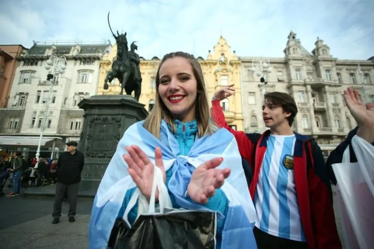 PJESMA, NAVIJANJE...: Argentinci okupirali centar Zagreba i napravili ludnicu