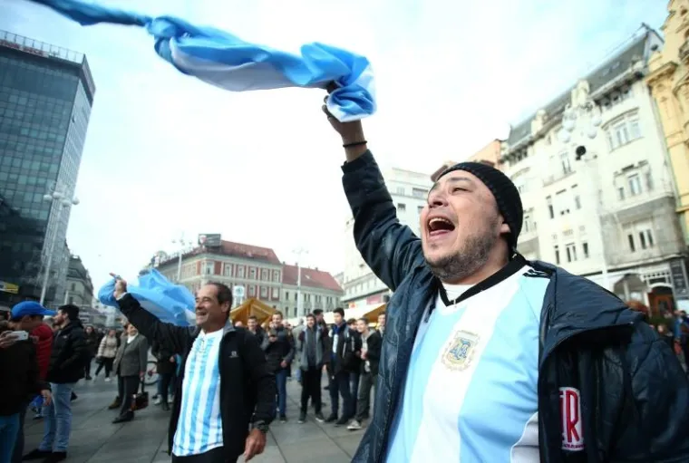 PJESMA, NAVIJANJE...: Argentinci okupirali centar Zagreba i napravili ludnicu
