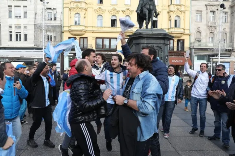 PJESMA, NAVIJANJE...: Argentinci okupirali centar Zagreba i napravili ludnicu