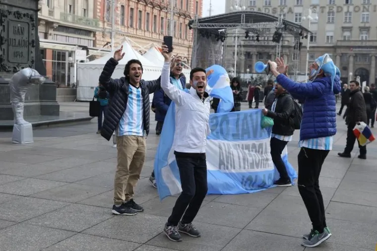 PJESMA, NAVIJANJE...: Argentinci okupirali centar Zagreba i napravili ludnicu