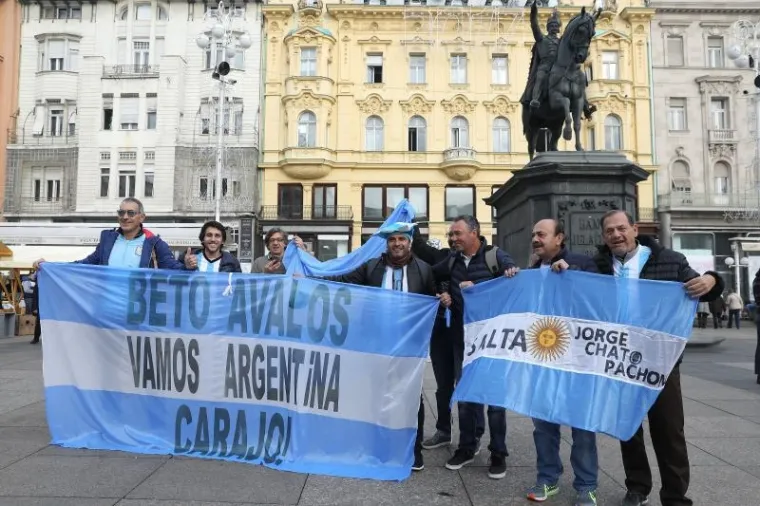 PJESMA, NAVIJANJE...: Argentinci okupirali centar Zagreba i napravili ludnicu