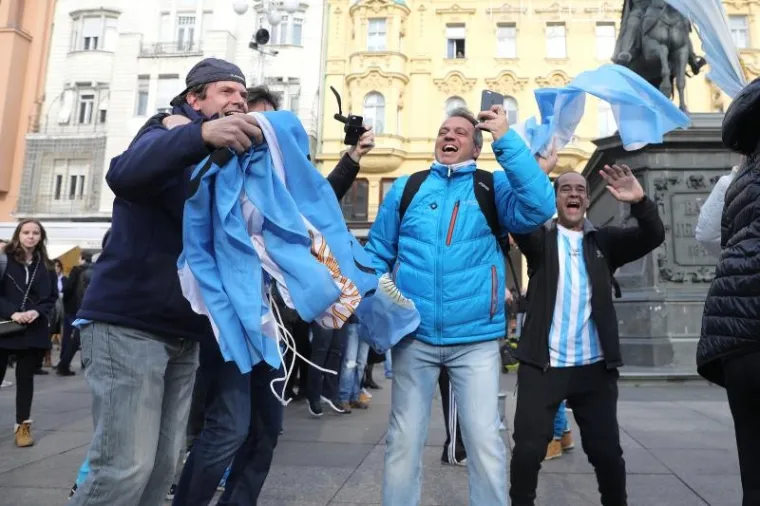 PJESMA, NAVIJANJE...: Argentinci okupirali centar Zagreba i napravili ludnicu