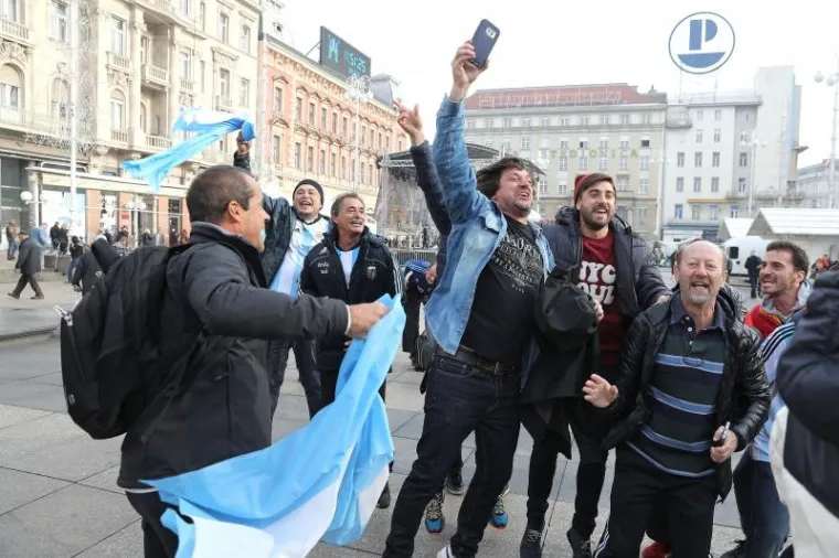PJESMA, NAVIJANJE...: Argentinci okupirali centar Zagreba i napravili ludnicu