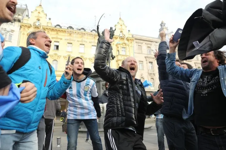 PJESMA, NAVIJANJE...: Argentinci okupirali centar Zagreba i napravili ludnicu
