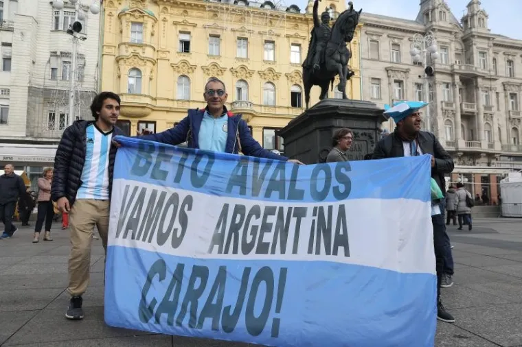 PJESMA, NAVIJANJE...: Argentinci okupirali centar Zagreba i napravili ludnicu