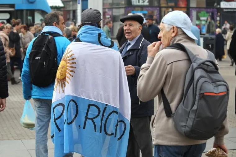PJESMA, NAVIJANJE...: Argentinci okupirali centar Zagreba i napravili ludnicu