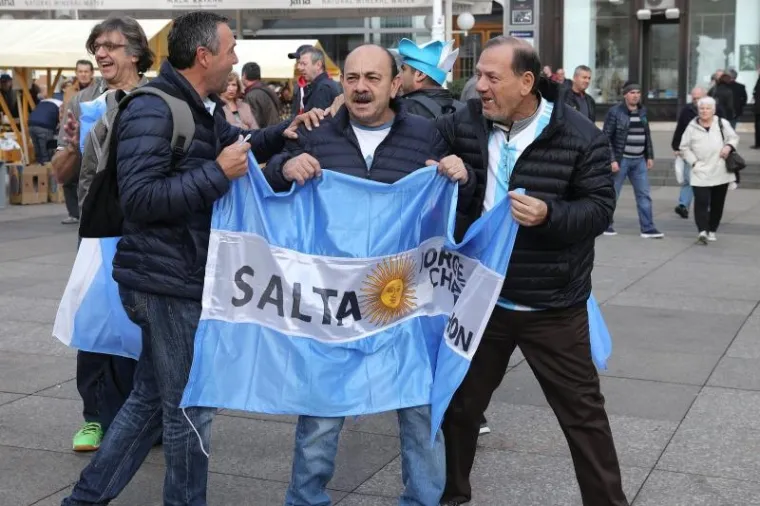 PJESMA, NAVIJANJE...: Argentinci okupirali centar Zagreba i napravili ludnicu