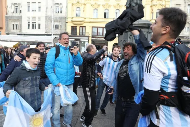 PJESMA, NAVIJANJE...: Argentinci okupirali centar Zagreba i napravili ludnicu