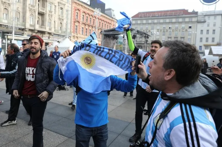 PJESMA, NAVIJANJE...: Argentinci okupirali centar Zagreba i napravili ludnicu