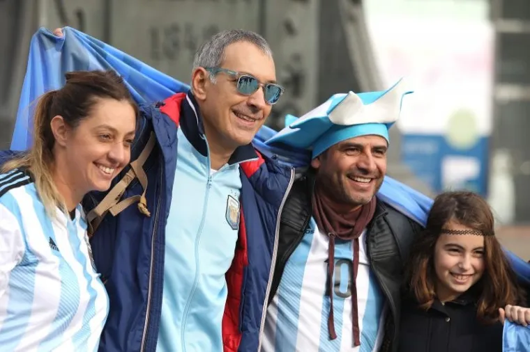 PJESMA, NAVIJANJE...: Argentinci okupirali centar Zagreba i napravili ludnicu