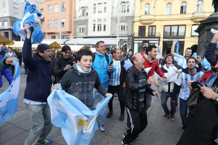 PJESMA, NAVIJANJE...: Argentinci okupirali centar Zagreba i napravili ludnicu
