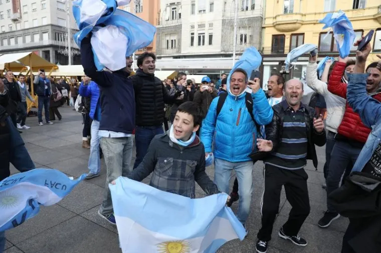 PJESMA, NAVIJANJE...: Argentinci okupirali centar Zagreba i napravili ludnicu