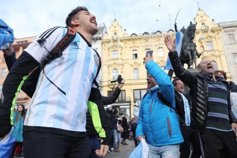 PJESMA, NAVIJANJE...: Argentinci okupirali centar Zagreba i napravili ludnicu