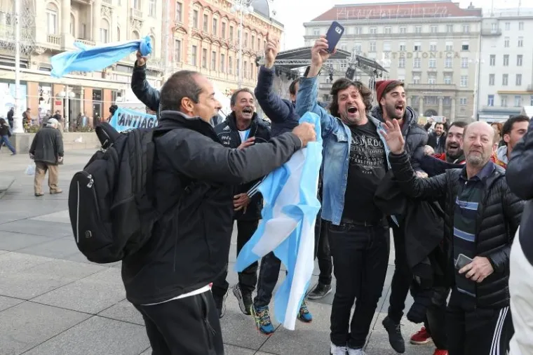 PJESMA, NAVIJANJE...: Argentinci okupirali centar Zagreba i napravili ludnicu