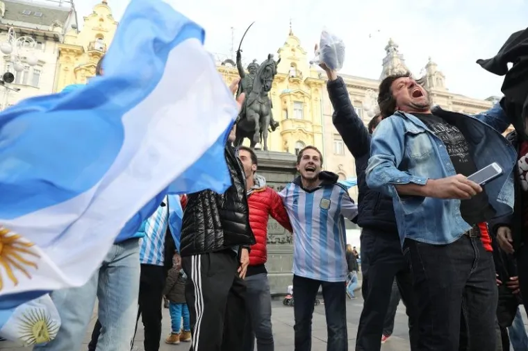 PJESMA, NAVIJANJE...: Argentinci okupirali centar Zagreba i napravili ludnicu