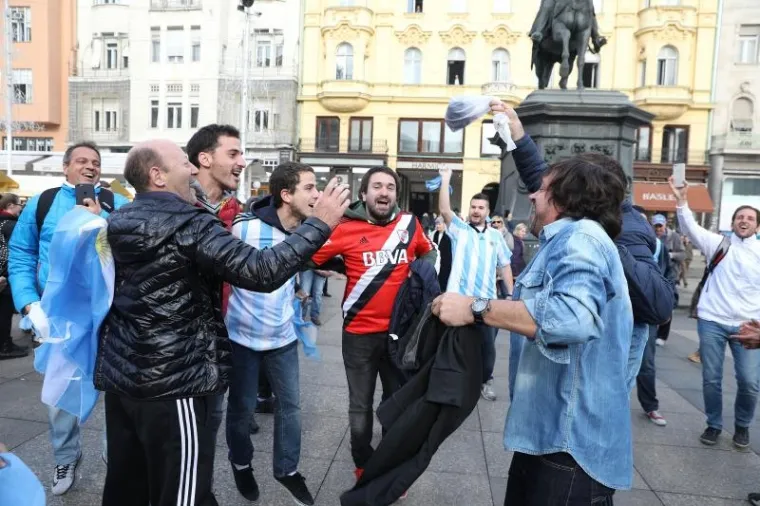 PJESMA, NAVIJANJE...: Argentinci okupirali centar Zagreba i napravili ludnicu