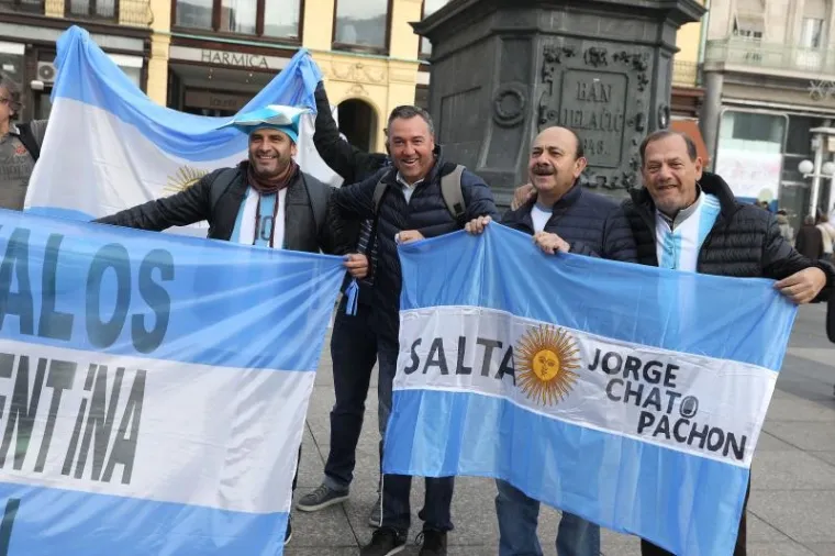PJESMA, NAVIJANJE...: Argentinci okupirali centar Zagreba i napravili ludnicu