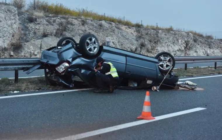 Četiri osobe su ozlijeđene u prevrtanju vozila na autocesti Zagreb - Split, kod čvora Vrpolje. Nesreća se dogodila u petak ujutro u 5 sati i 30 minuta.