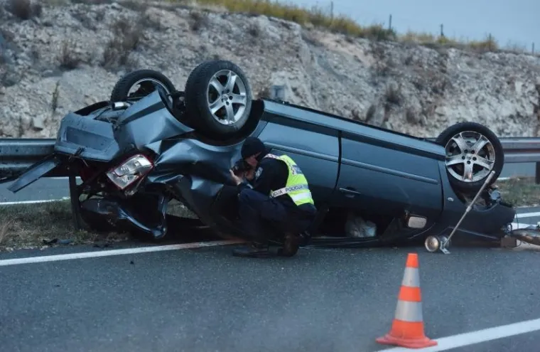 STRAVIČNO JUTRO NA DALMATINI: U prevrtanju automobila ozlijeđeno četvero mladih