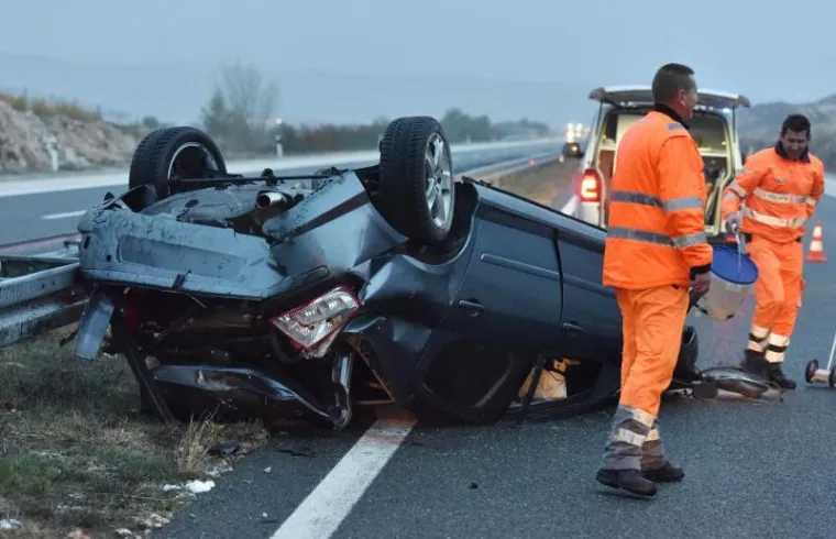 STRAVIČNO JUTRO NA DALMATINI: U prevrtanju automobila ozlijeđeno četvero mladih