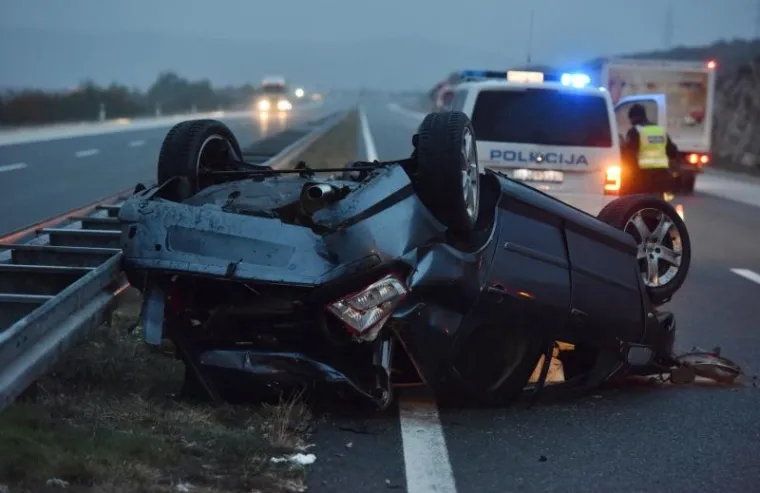 STRAVIČNO JUTRO NA DALMATINI: U prevrtanju automobila ozlijeđeno četvero mladih