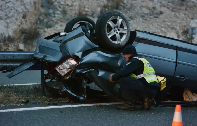 STRAVIČNO JUTRO NA DALMATINI: U prevrtanju automobila ozlijeđeno četvero mladih