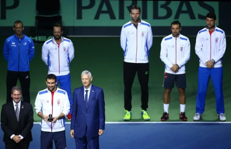 Trenutačno najboljem hrvatskom tenisaču Marinu Čiliću i predvodniku generacije koja je osvojila Davis Cup 2005. godine Ivanu Ljubičiću u subotu su dodijeljene &lsquo;Nagrade za predanost&rsquo; Međunarodnog teniskog saveza (ITF) koje se uručuju igračima koji zaigraju u najmanje 20 Davis Cup dvoboja za svoju reprezentaciju.