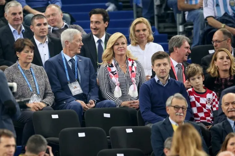 Na finale Davis cupa stigla je i predsjednica Kolinda Grabar Kitarović u dru&scaron;tvu poduzetnika Franje Lukovića. Na tribinama su hrvatske tenisa&scaron;e bodrili i David Haggerty, Davor Ivo Stier, ministar Zdravko Marić, Zlatko Mate&scaron;a, Slavica Eccelstone i Slaven Letica