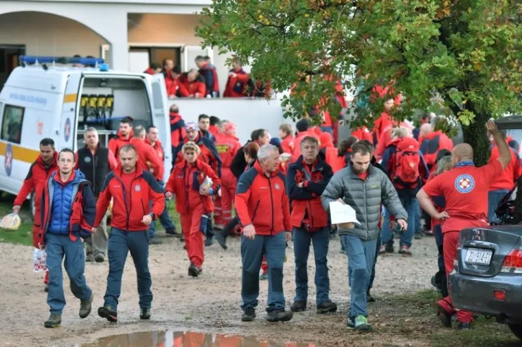 Na južnom dijelu Velebitu na području Libinje u nedjelju su pripadnici Hrvatske gorske službe spa&scaron;avanja nastavili veliku potragu za 81-godi&scaron;njim  mu&scaron;karcem, koji je nestao 16. studenoga na tom području.