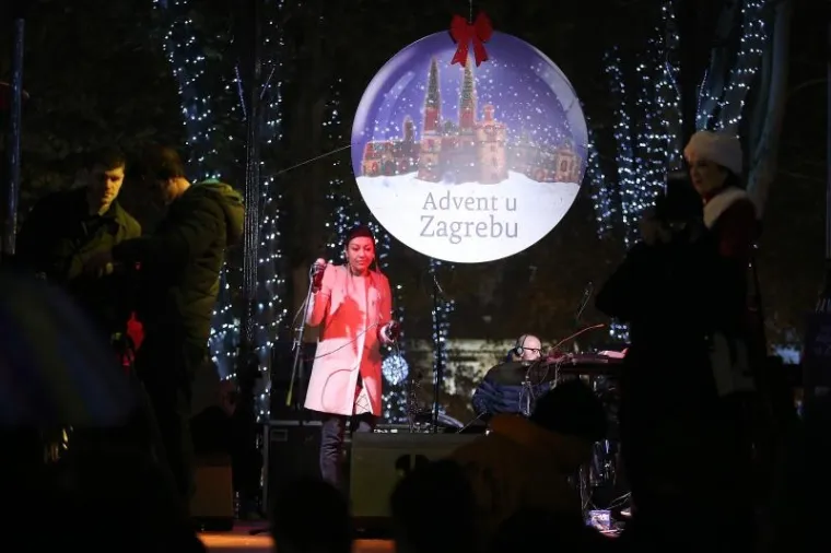 Paljenjem tisuća božićnih lampica na Zrinjevcu počeo Advent u Zagrebu