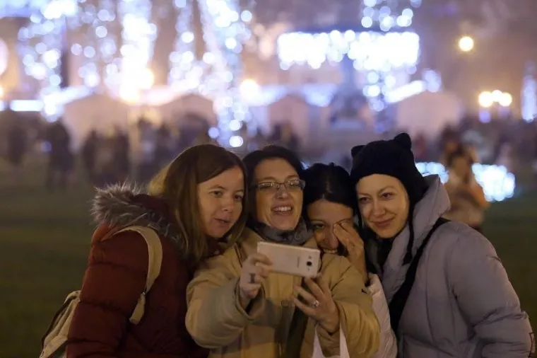Paljenjem tisuća božićnih lampica na Zrinjevcu počeo Advent u Zagrebu