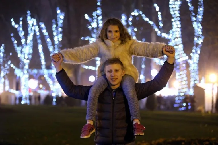 Paljenjem tisuća božićnih lampica na Zrinjevcu počeo Advent u Zagrebu