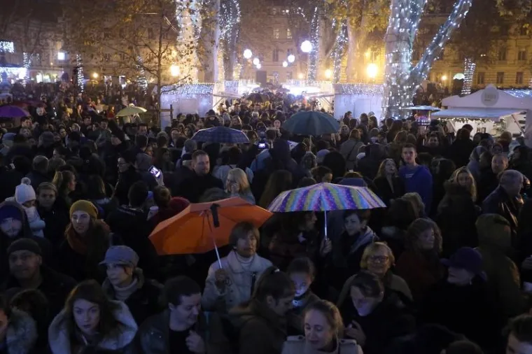 Paljenjem tisuća božićnih lampica na Zrinjevcu počeo Advent u Zagrebu