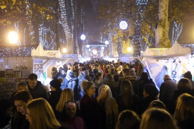 Paljenjem tisuća božićnih lampica na Zrinjevcu počeo Advent u Zagrebu