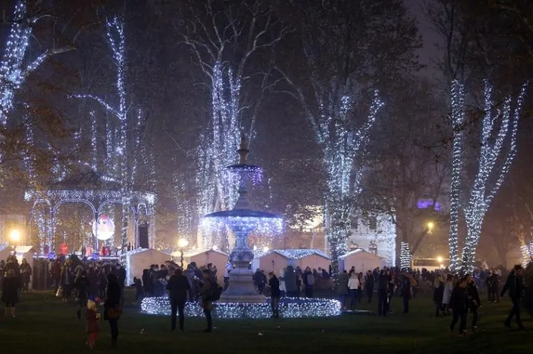 Paljenjem tisuća božićnih lampica na Zrinjevcu počeo Advent u Zagrebu