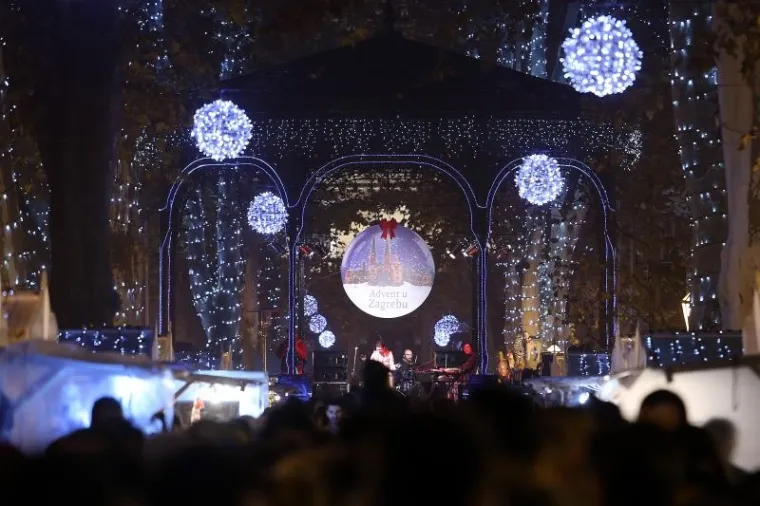 Paljenjem tisuća božićnih lampica na Zrinjevcu počeo Advent u Zagrebu