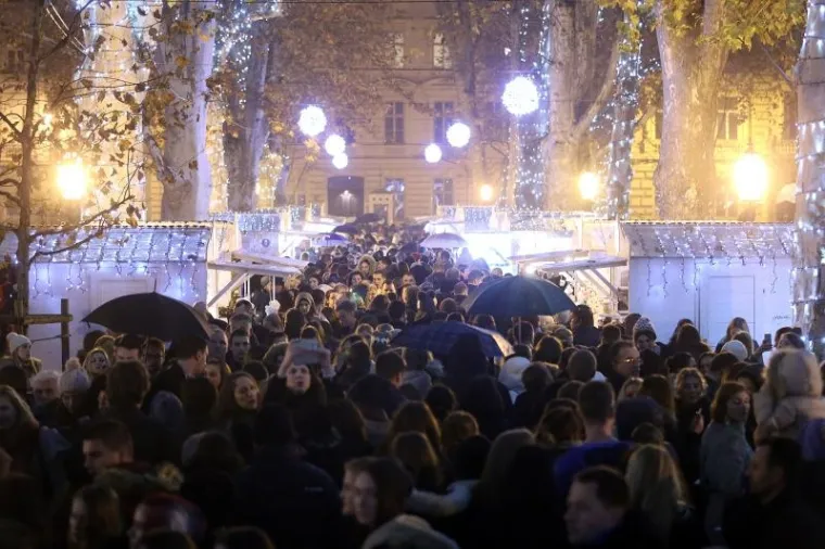 Paljenjem tisuća božićnih lampica na Zrinjevcu počeo Advent u Zagrebu