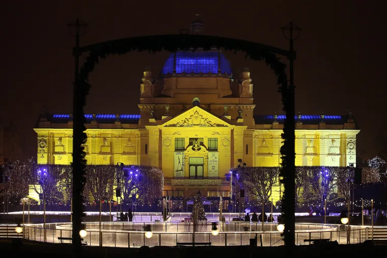 Paljenjem tisuća božićnih lampica na Zrinjevcu počeo Advent u Zagrebu