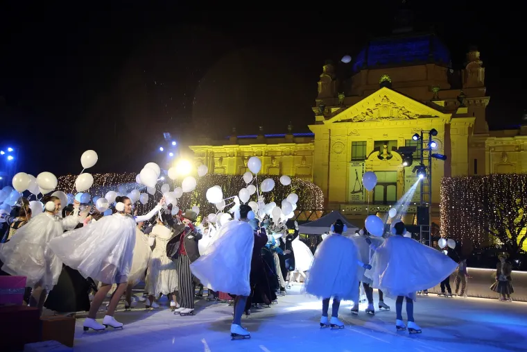 Paljenjem tisuća božićnih lampica na Zrinjevcu počeo Advent u Zagrebu