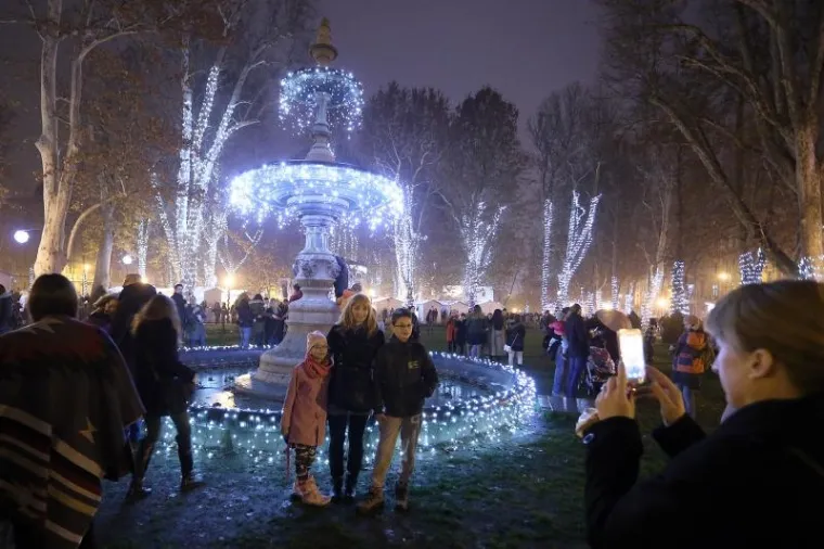 Paljenjem tisuća božićnih lampica na Zrinjevcu počeo Advent u Zagrebu