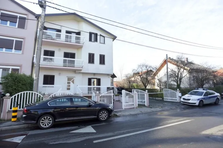 Na Gornjem Bukovcu u Zagrebu u dvorištu obiteljske kuće izgorjela je Hummer limuzina. Policija je izvijestila kako je jedna osoba na toj adresi poginula, no ne od posljedica požara.
