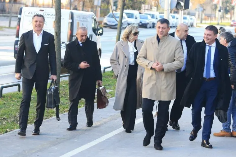 Dolazak Zdravka Mamića i Milana Pernara u pratnji odvjetnika na sjednicu optužnog vijeća na Županijskom sudu u slučaju koji se vodi protiv braće Mamić, Damira Vrbanovića i poreznika Milana Pernara. Zdravko Mamić, Milan Pernar, Jadranka Sloković, Čedo Prodanović.