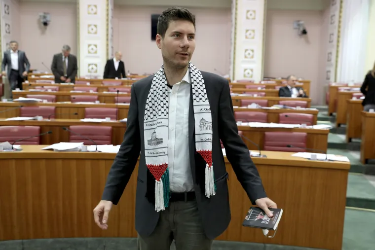 Opet iznenadio kolege:  Ivan Pernar u sabornicu je do&scaron;ao s palenstinskim &scaron;alom