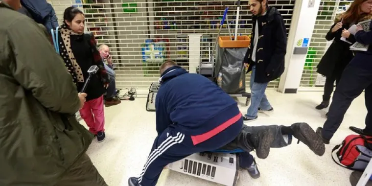 Crni petak je neslužbeni blagdan kapitalizma koji se u SAD-u svake godine slavi brojnim sniženjima i stampedima. Ovaj se 'blagdan' širi i svijetom, ali Ameri su i dalje prvaci u slavljenju. Prizore s ove proslave kapitalizma svakako pogledajte u nastavku.