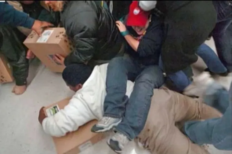 MORBIDNI PRIZORI 'SLAVLJA KAPITALIZMA': Stampedo, tučnjave i uhićenja bili su sastavni dio Crnog petka