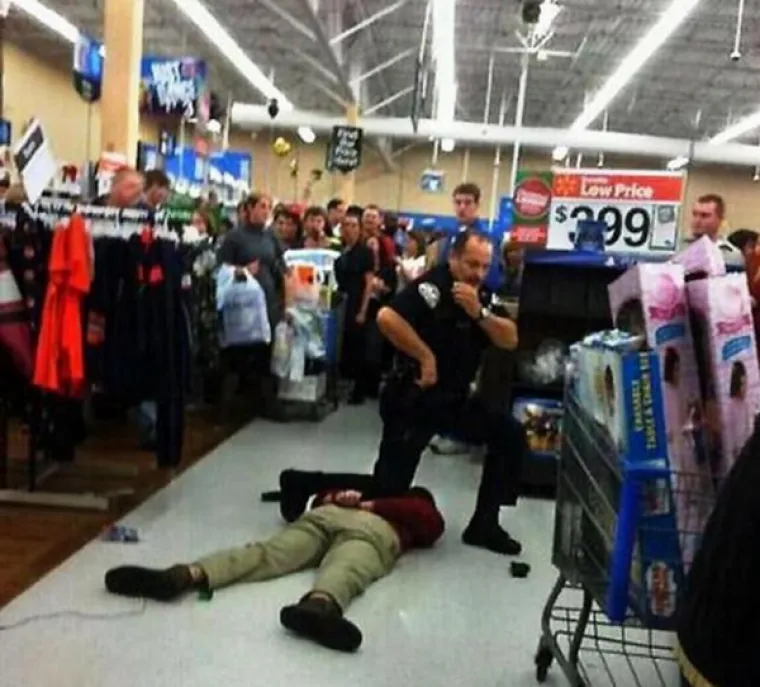 MORBIDNI PRIZORI 'SLAVLJA KAPITALIZMA': Stampedo, tučnjave i uhićenja bili su sastavni dio Crnog petka